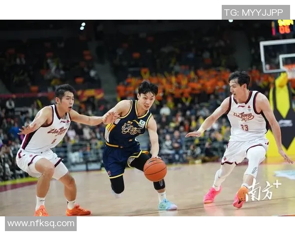 广东宏远与上海激战半决赛争夺总决赛席位精彩对决引发球迷热议 广东宏远与上海激战半决赛争夺总决赛席位精彩对决引发球迷热议