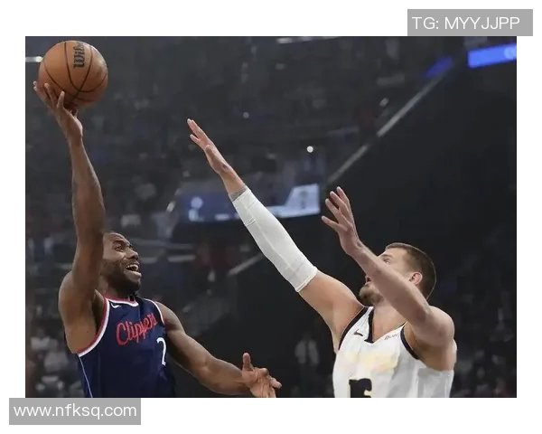 快船主场逆转火箭以113比102获胜展现强大团队实力