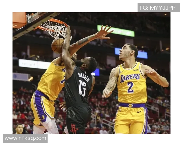 詹姆斯领衔骑士队对决火箭队的精彩较量与战术分析